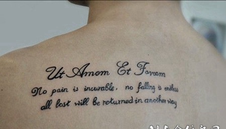 男生后背拉丁文纹身唯美艺术图案