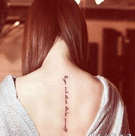 女生性感背部拉丁文刺青大全