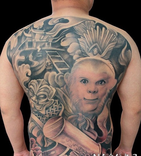 男人最新斗战胜佛满背纹身图片