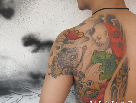 男生背部半甲艺术金蟾纹身图片