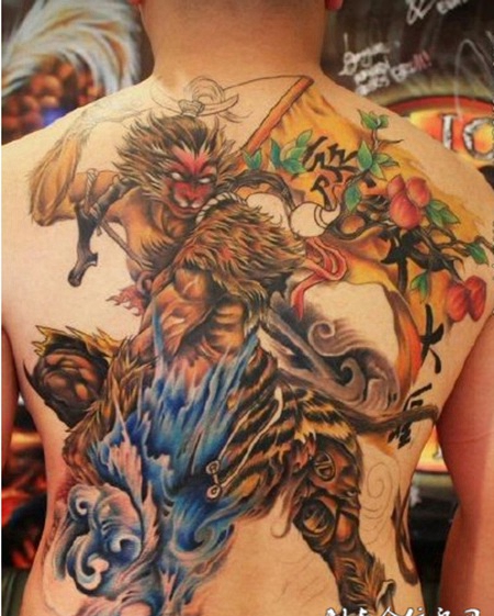 男人背部彩绘艺术斗战胜佛霸气纹身图案