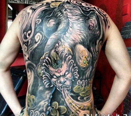 男人满背霸气貔貅艺术彩绘纹身图案