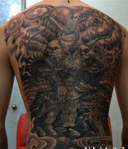 满背黑色霸气斗战胜佛纹身图片欣赏