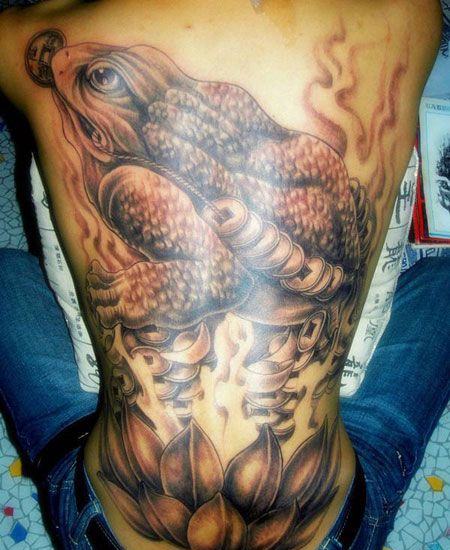 背部个性金蟾纹身图案