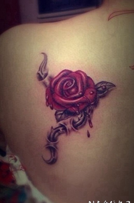 适合女性背部3D玫瑰花滴血纹身图片