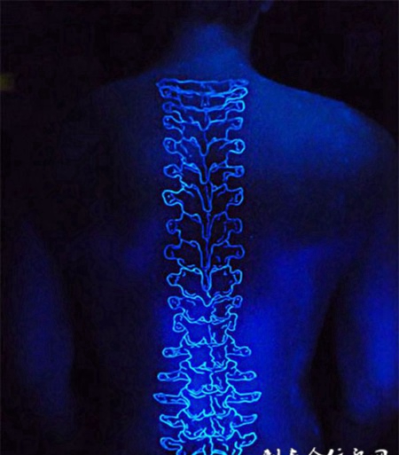 人体满背另类恐怖夜光纹身图案