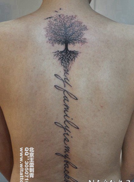 男人背部唯美小树艺术潮流纹身图案