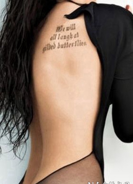 性感美女背部小巧英文纹身图案