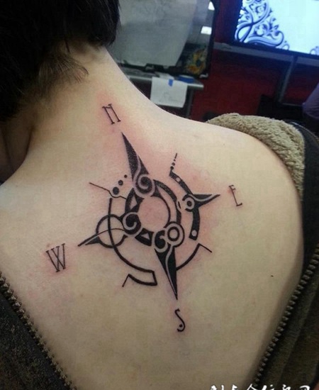 背部艺术指南针纹身图案