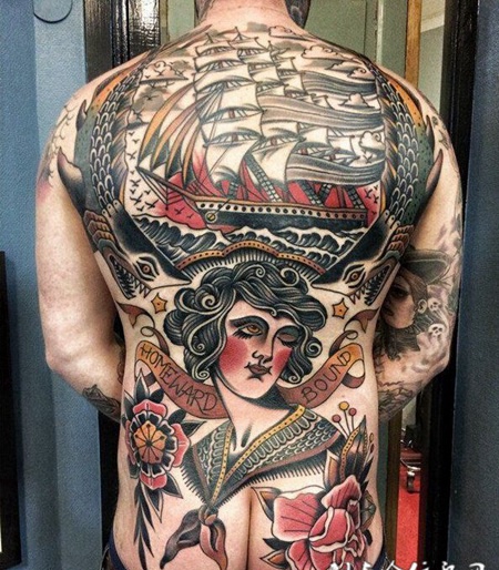 男子背部人物与帆船彩绘纹身图案