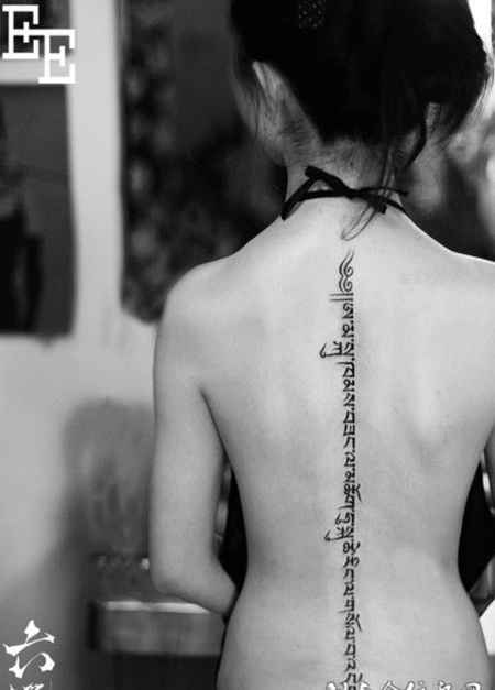美女大尺度展示背部梵文纹身