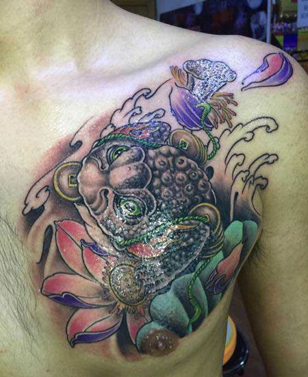 胸部金蟾纹身图案