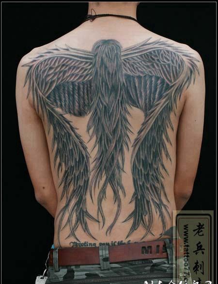 男子满背黑色翅膀纹身图案欣赏