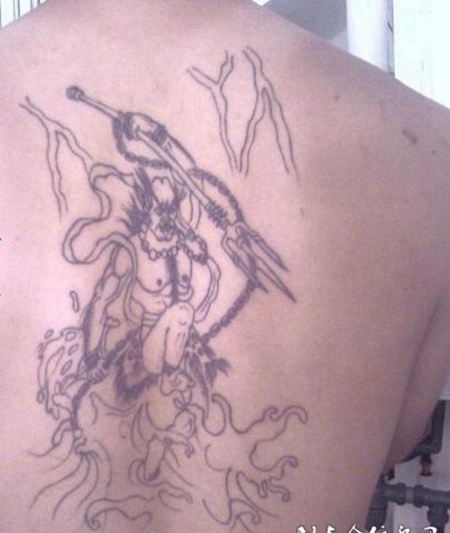 男人后背简约夜叉黑色纹身图案