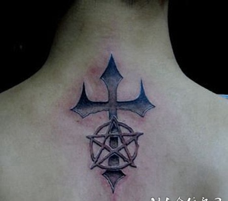 背部超艺术性十字架纹身图案