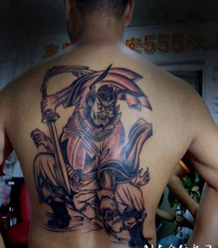 男士背部超拽钟馗抓鬼纹身图案