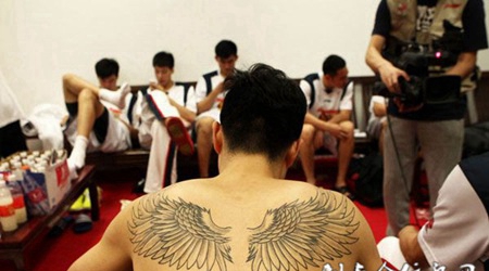 男子赤裸背部展示翅膀纹身图案