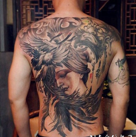 男子背部意境仙鹤纹身图案