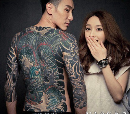 帅气男子满背霸气龙纹身图案