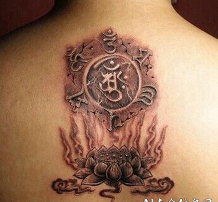 男生背部超个性3D莲花纹身图案