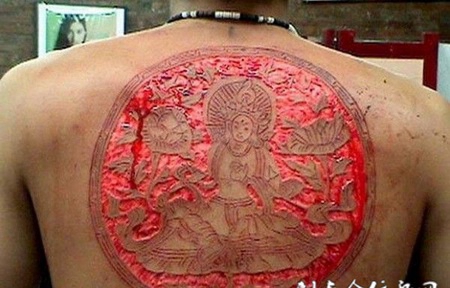 男士背部恐怖割肉纹身图案