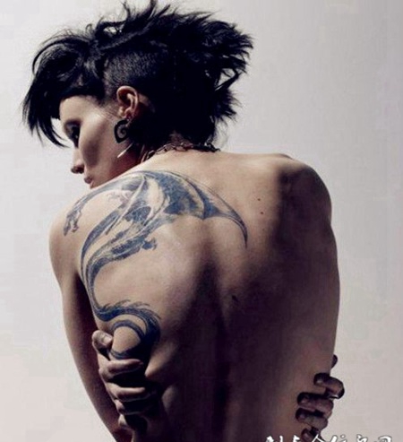 潮流男孩背部复古龙纹身图案