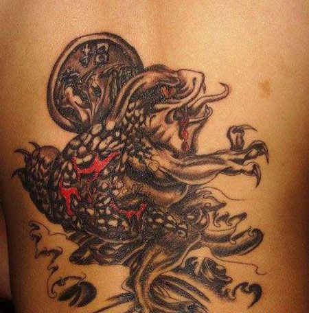 背部个性金蟾纹身图片