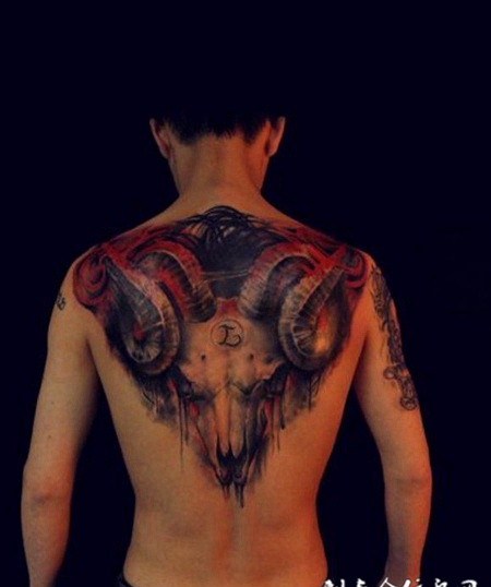个性男生背部羊头骷髅纹身图案