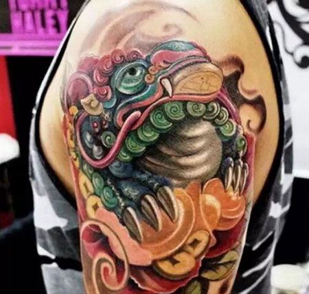 大臂精美的金蟾纹身图片