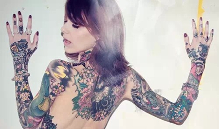 欧美女生背部纹身图片 性感却又不失冷艳