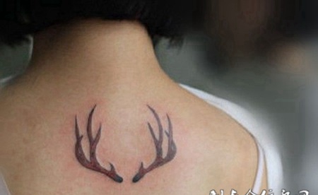 背部唯美鹿角经典纹身