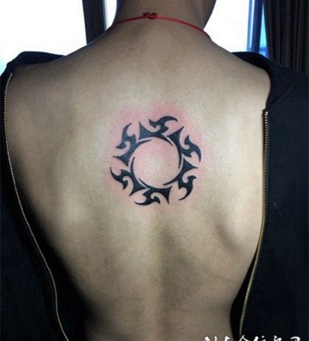 8090潮男的个性背部纹身图案