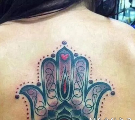 背部蒂玛之手纹身图案