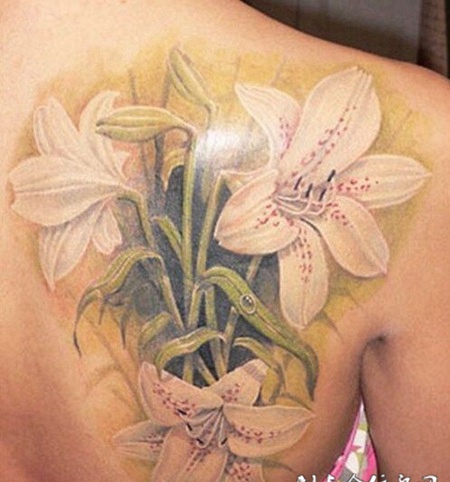 肩部唯美百合花纹身