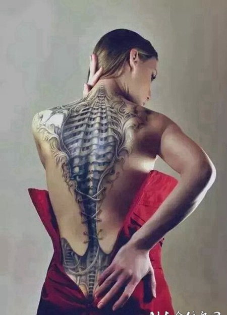个性时尚背部纹身