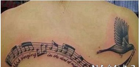 经典唯美的背部音符纹身