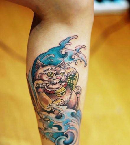 小腿彩色招财猫纹身图案