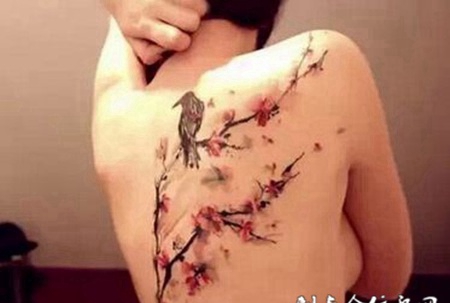 唯美彩色水墨背部纹身