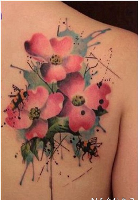 经典泼墨花儿背部纹身