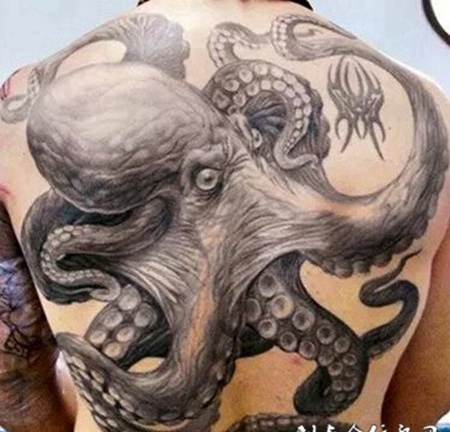 另类的背部章鱼纹身