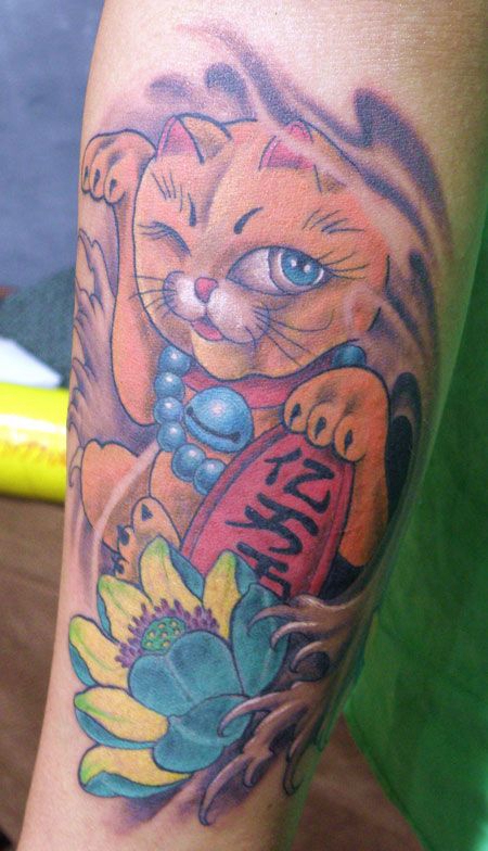 小腿上的招财猫纹身图片