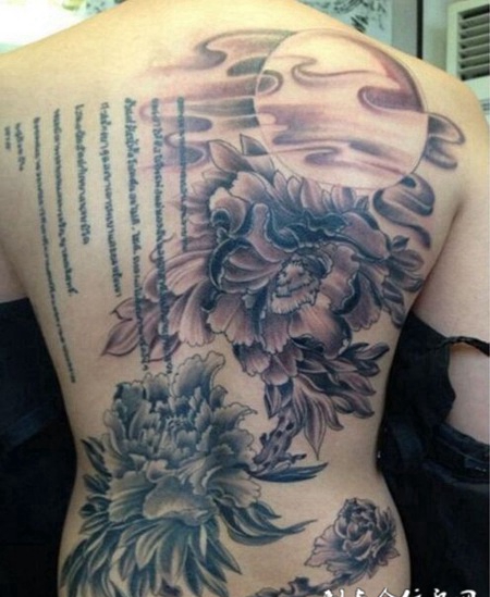 后背的山水画图案纹身