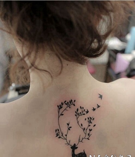 纹身女孩后背的个性纹身