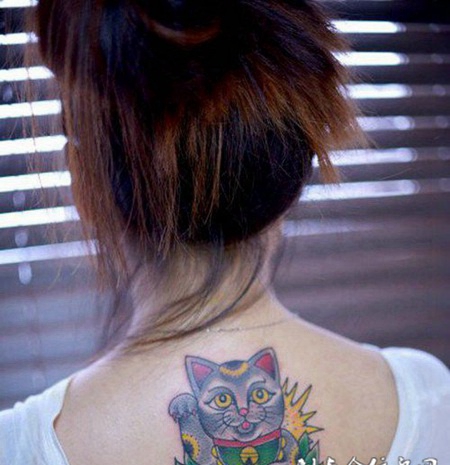 纹身美女后背的招财猫纹身图案