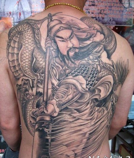 满背经典的关公耍大刀纹身图片