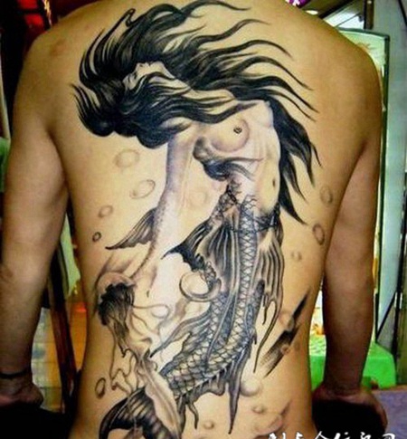 烙在肌肤上的美人鱼半甲纹身