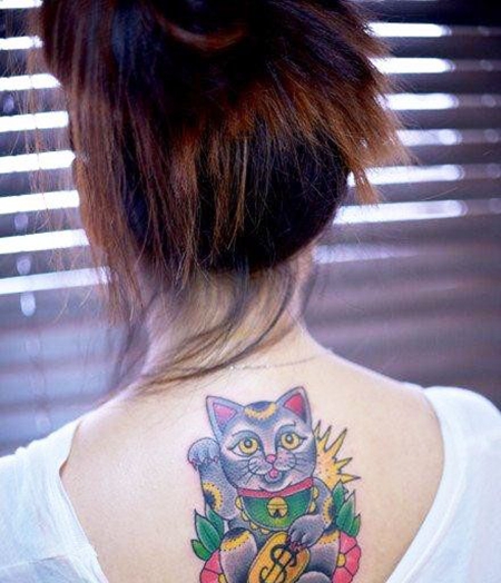 背部可爱的招财猫纹身图案