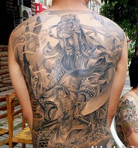 男人满背帅气的关公纹身