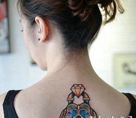 美女背部同心锁个性纹身