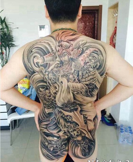 背部帅气赵云纹身图案